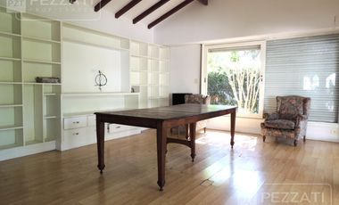 Chalet en venta. Zona Los Troncos. Jardin. 3 dormitorios, playroom, garage