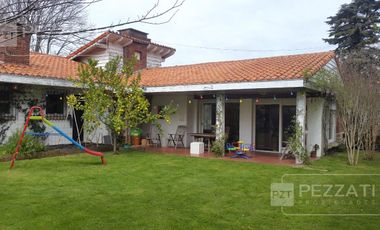 Chalet en venta. Zona Los Troncos. Jardin. 3 dormitorios, playroom, garage