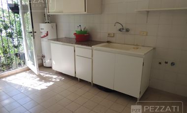 Chalet en venta. Zona Los Troncos. Jardin. 3 dormitorios, playroom, garage