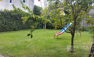 Chalet en venta. Zona Los Troncos. Jardin. 3 dormitorios, playroom, garage