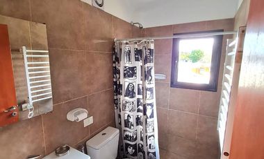Departamento en alquiler permanente con vista al lago, km 5 a metros de Av Bustillo