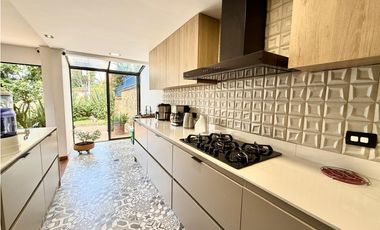 Casa parcialmente remodelada con jardín, deal para la familia