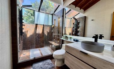 Casa parcialmente remodelada con jardín, deal para la familia