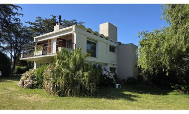 EXCELENTE PROPIEDAD SOBRE CANCHA CLUB M. D. P. GOLF LOS ACANTILADOS