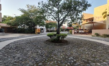 A un costado del Camino Real