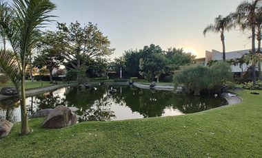 A un costado del Camino Real