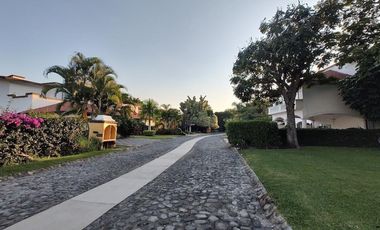 A un costado del Camino Real