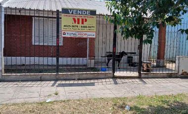 Casa en venta en Isidro Casanova