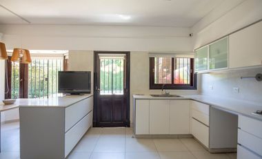 Casa en alquiler en Martínez vías a Libertador