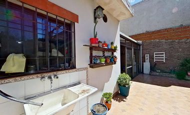 VENTA CASA 6 AMB V.DOMINICO CON PATIO Y GARAJE