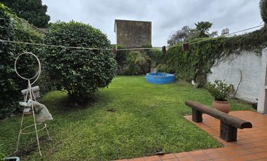 Casa 3 ambientes terreno de 370 m2 a media Cuadra Plaz