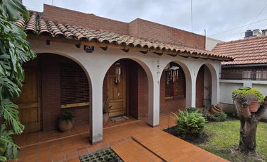 Casa 3 ambientes terreno de 370 m2 a media Cuadra Plaz