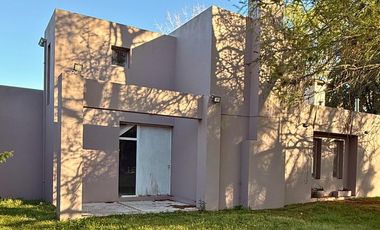 CASA 4 AMBIENTES EN VENTA, BARRIO SANTA BRIGIDA, LOS CARDALES