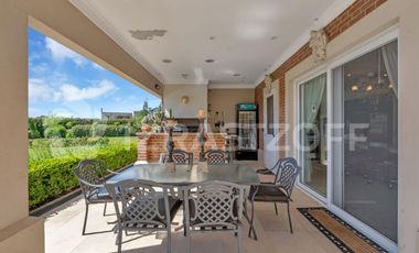 Casa en venta de 4 dormitorios en Haras Santa María, Escobar