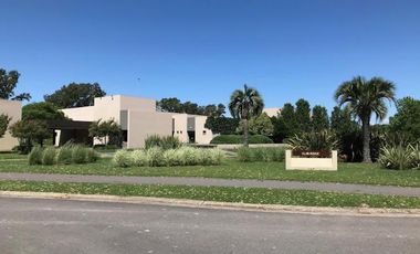 Casa en venta de 4 dormitorios en Haras Santa María, Escobar