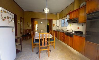 VENTA | PERMUTA - Casa de 3 dormitorios al frente, a reciclar con cochera - Abasto, Rosario.