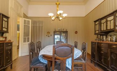 VENTA | PERMUTA - Casa de 3 dormitorios al frente, a reciclar con cochera - Abasto, Rosario.