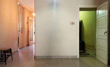 VENTA | PERMUTA - Casa de 3 dormitorios al frente, a reciclar con cochera - Abasto, Rosario.