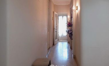 VENTA | PERMUTA - Casa de 3 dormitorios al frente, a reciclar con cochera - Abasto, Rosario.