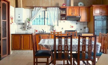 VENTA | PERMUTA - Casa de 3 dormitorios al frente, a reciclar con cochera - Abasto, Rosario.