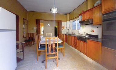 VENTA | PERMUTA - Casa de 3 dormitorios al frente, a reciclar con cochera - Abasto, Rosario.