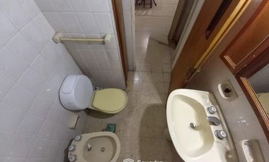 VENTA | PERMUTA - Casa de 3 dormitorios al frente, a reciclar con cochera - Abasto, Rosario.