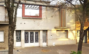 VENTA | PERMUTA - Casa de 3 dormitorios al frente, a reciclar con cochera - Abasto, Rosario.