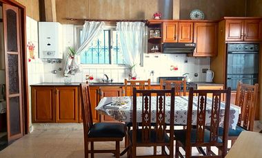 VENTA | PERMUTA - Casa de 3 dormitorios al frente, a reciclar con cochera - Abasto, Rosario.