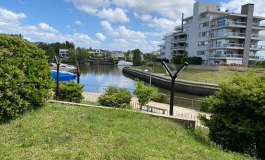 Marinas del Canal, 3 ambientes dormitorio en suite, 2 cocheras, baulera y jardín con vista al rio