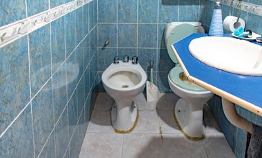 VENTA CASA 5 AMB, CON PATIO Y COCHERA EN LANUS ESTE