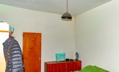 VENTA CASA 5 AMB, CON PATIO Y COCHERA EN LANUS ESTE