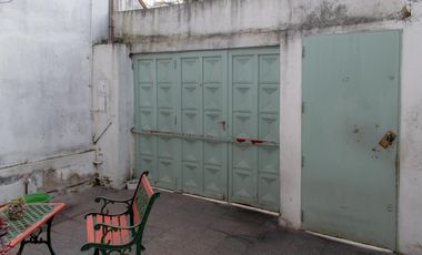VENTA CASA 5 AMB, CON PATIO Y COCHERA EN LANUS ESTE