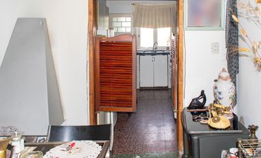 VENTA CASA 5 AMB, CON PATIO Y COCHERA EN LANUS ESTE