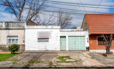 VENTA CASA 5 AMB, CON PATIO Y COCHERA EN LANUS ESTE