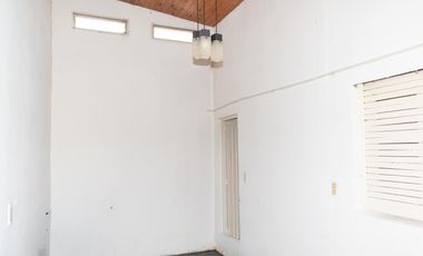 VENTA CASA 5 AMB, CON PATIO Y COCHERA EN LANUS ESTE