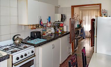 VENTA CASA 5 AMB, CON PATIO Y COCHERA EN LANUS ESTE