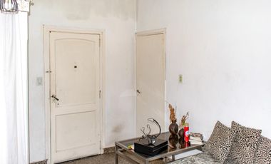 VENTA CASA 5 AMB, CON PATIO Y COCHERA EN LANUS ESTE