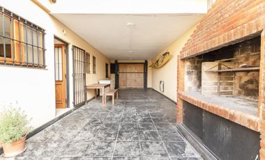 VENTA CASA 5 AMB 270 M2 DOBLE COCHERA REMEDIOS DE ESCALADA LANUS