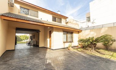 VENTA CASA 5 AMB 270 M2 DOBLE COCHERA REMEDIOS DE ESCALADA LANUS