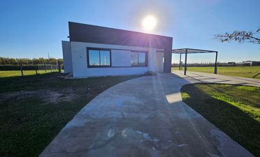 CASA EN VENTA y ALQUILER, 5 AMBIENTES, SAN SEBASTIAN AREA 9, APTO CREDITO