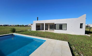 CASA EN VENTA y ALQUILER, 5 AMBIENTES, SAN SEBASTIAN AREA 9, APTO CREDITO