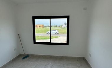 CASA EN VENTA y ALQUILER, 5 AMBIENTES, SAN SEBASTIAN AREA 9, APTO CREDITO