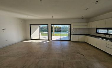 CASA EN VENTA y ALQUILER, 5 AMBIENTES, SAN SEBASTIAN AREA 9, APTO CREDITO