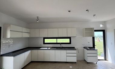 CASA EN VENTA y ALQUILER, 5 AMBIENTES, SAN SEBASTIAN AREA 9, APTO CREDITO