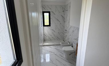 CASA EN VENTA y ALQUILER, 5 AMBIENTES, SAN SEBASTIAN AREA 9, APTO CREDITO