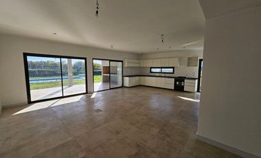 CASA EN VENTA y ALQUILER, 5 AMBIENTES, SAN SEBASTIAN AREA 9, APTO CREDITO