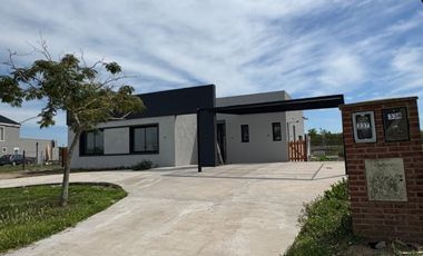 CASA EN VENTA y ALQUILER, 5 AMBIENTES, SAN SEBASTIAN AREA 9, APTO CREDITO