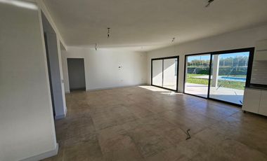CASA EN VENTA y ALQUILER, 5 AMBIENTES, SAN SEBASTIAN AREA 9, APTO CREDITO