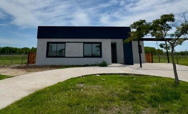 CASA EN VENTA y ALQUILER, 5 AMBIENTES, SAN SEBASTIAN AREA 9, APTO CREDITO