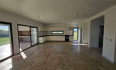 CASA EN VENTA y ALQUILER, 5 AMBIENTES, SAN SEBASTIAN AREA 9, APTO CREDITO